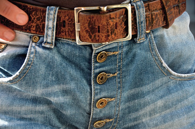 džíny s páskem